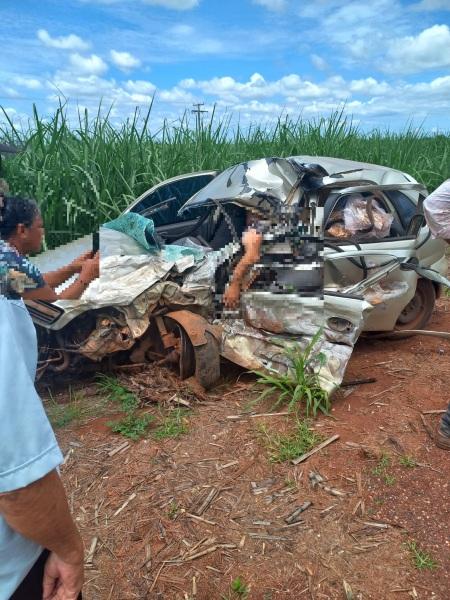 Batida de frente entre Hilux e Corsa deixa pelo menos um morto em rodovia no interior de MT