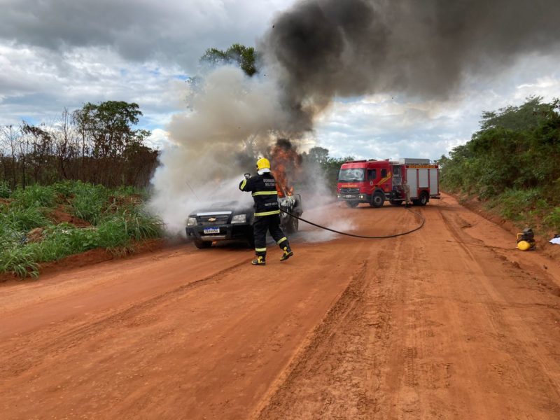 Sorriso: Bombeiros são acionados é acionado para conter incêndio em caminhonete