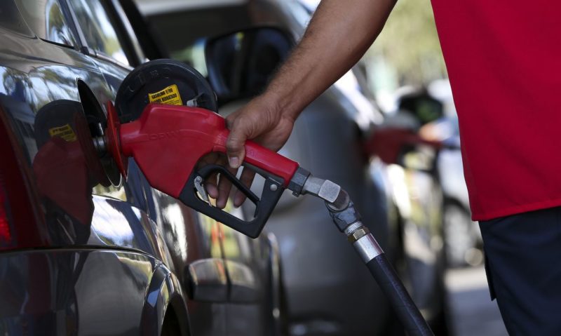 Gasolina sofre nova alta e preço máximo encosta em R$ 8