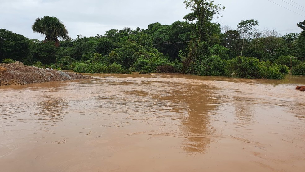 Córrego transborda devido ao volume de chuvas e alagamentos deixam trecho de rodovia intransitável em Juara