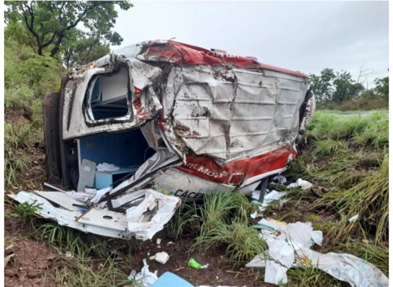 Paciente morre após ambulância capotar em acidente a caminho de hospital em MT