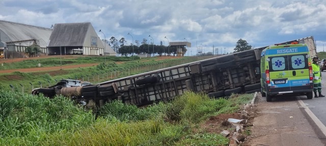 Sorriso: Carreta carregada de carne tomba na BR-163 após colisão