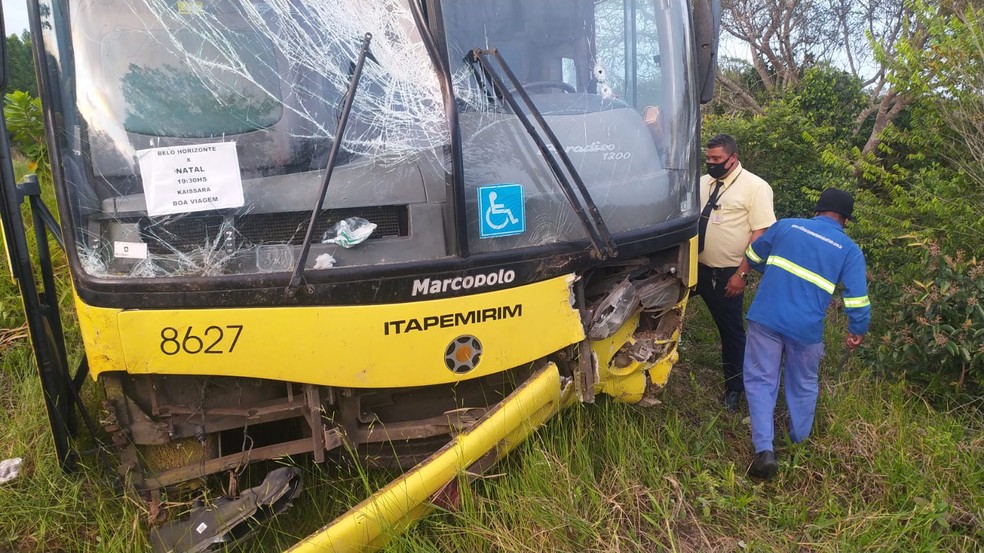 Motorista de ônibus é morto enquanto trabalhava após ataque a tiros; veículo caiu em matagal