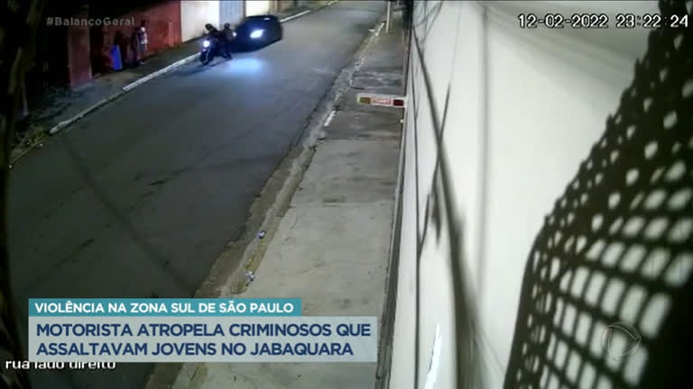 VÍDEO: Ladrões são atropelados por motorista durante assalto, bandidos chegaram a ”voar”