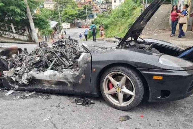 Ferrari pega fogo e explode em favela; VEJA O VÍDEO