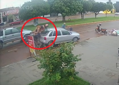 VÍDEO: Mulher ”voa” em colisão de moto em carro parado