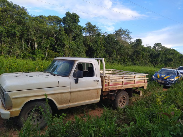 Dois dias após o furto, a equipe da PRF recupera veículo abandonado em Sinop