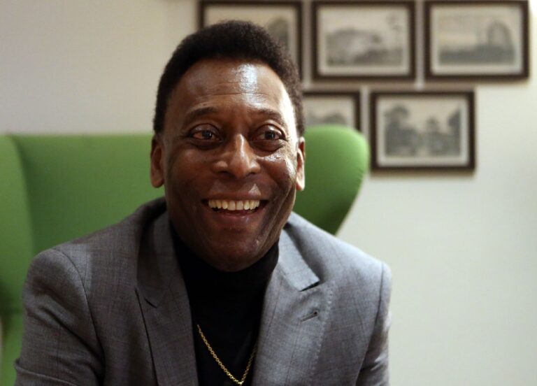 Pelé é internado para continuar o tratamento contra o câncer