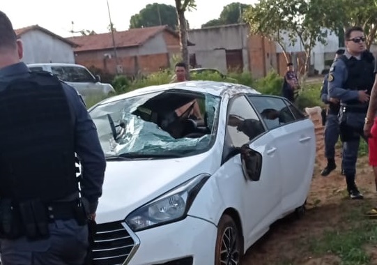 Casal é baleado em confraternização, carro capota a caminho do Hospital Regional