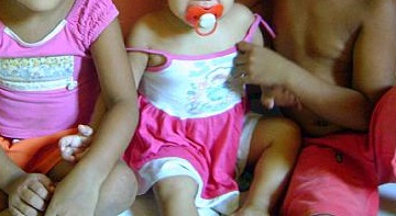 Mãe suspeita de abandonar bebê e 2 crianças para ir à festa tem ‘surto’ com a chegada da polícia e é internada em Sorriso