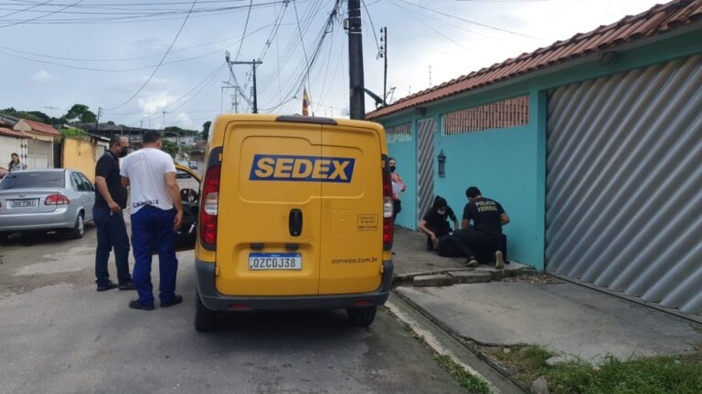 Funcionário dos Correios salta de carro em movimento para fugir de assaltantes; Veja vídeo