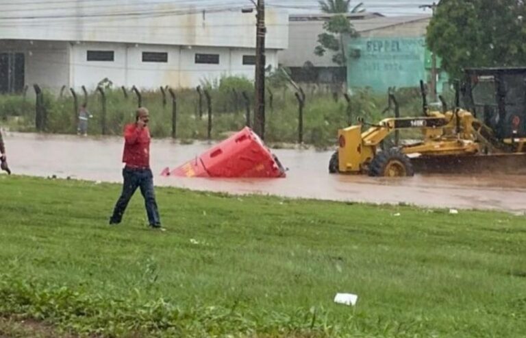 Viatura do Corpo de Bombeiros cai em valetão em Sinop