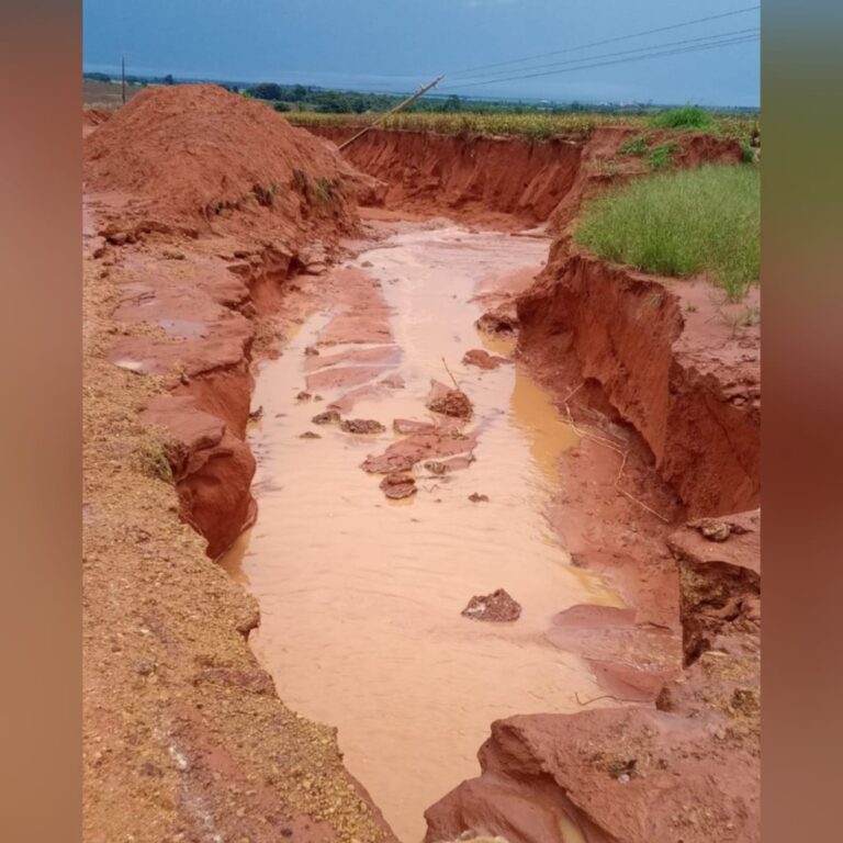 Postes de energia caem após erosão por fortes chuvas, em Sinop a concessionária vem enfrentando grandes atoleiros