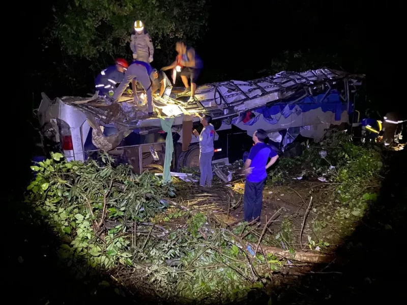 Ônibus cai em ribanceira e deixa 10 mortos e outros 21 feridos