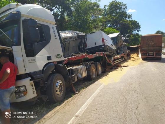 Motorista tem braço decepado e morre após batida entre carreta e caminhão-cegonha