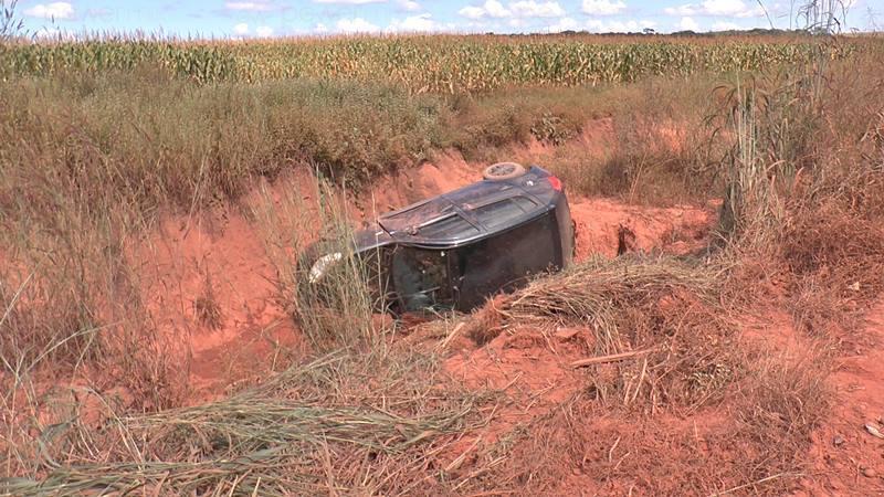 Idoso perde controle de veículo e cai em valeta, foi socorrido pelos bombeiros