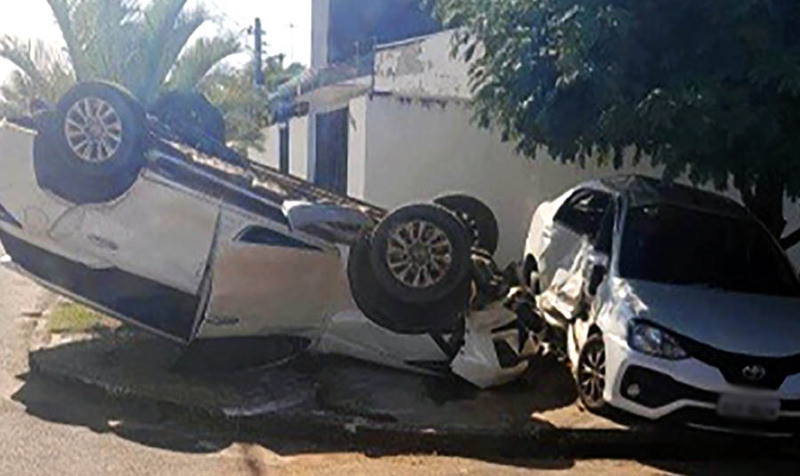 Camionete bate em carro e tomba em Sinop