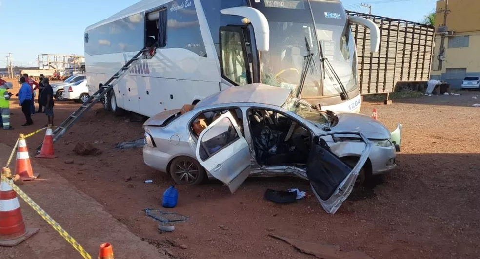 Carro é esmagado por ônibus com 22 passageiros e motorista morre preso nas ferragens