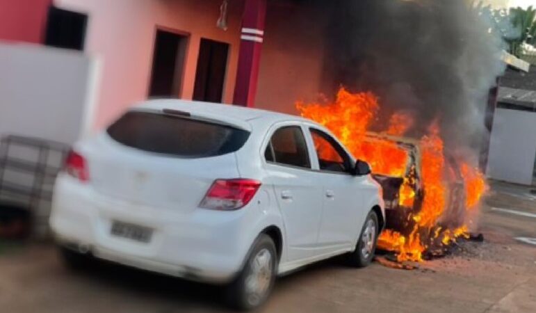 Mulher surta e ateia fogo no carro do marido em Nova Ubiratã