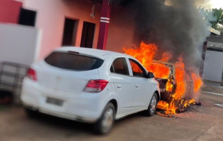 Mulher surta e ateia fogo no carro do marido em Nova Ubiratã