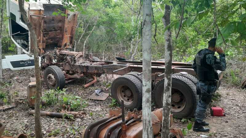 Caminhoneiro é sequestrado e sequestradores trocam tiros com a polícia