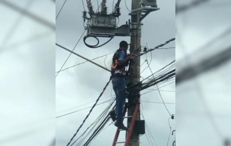 Eletricista fica com as costas em chamas após sofrer descarga