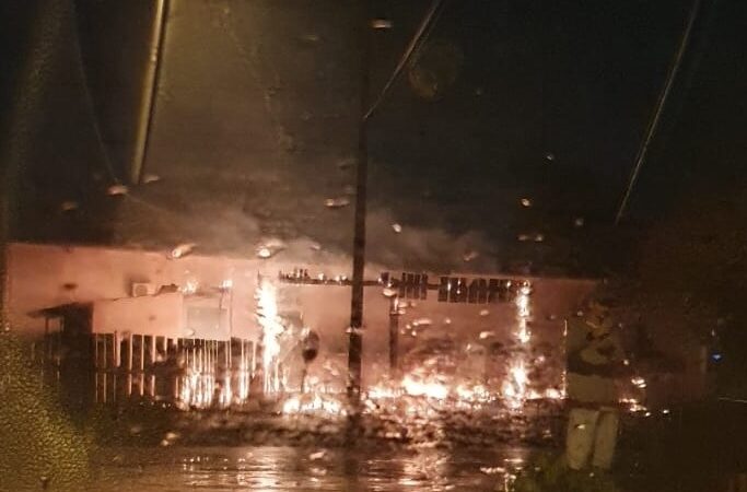 Residência de madeira pega fogo em Nova Ubiratã