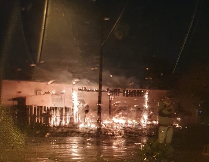 Residência de madeira pega fogo em Nova Ubiratã