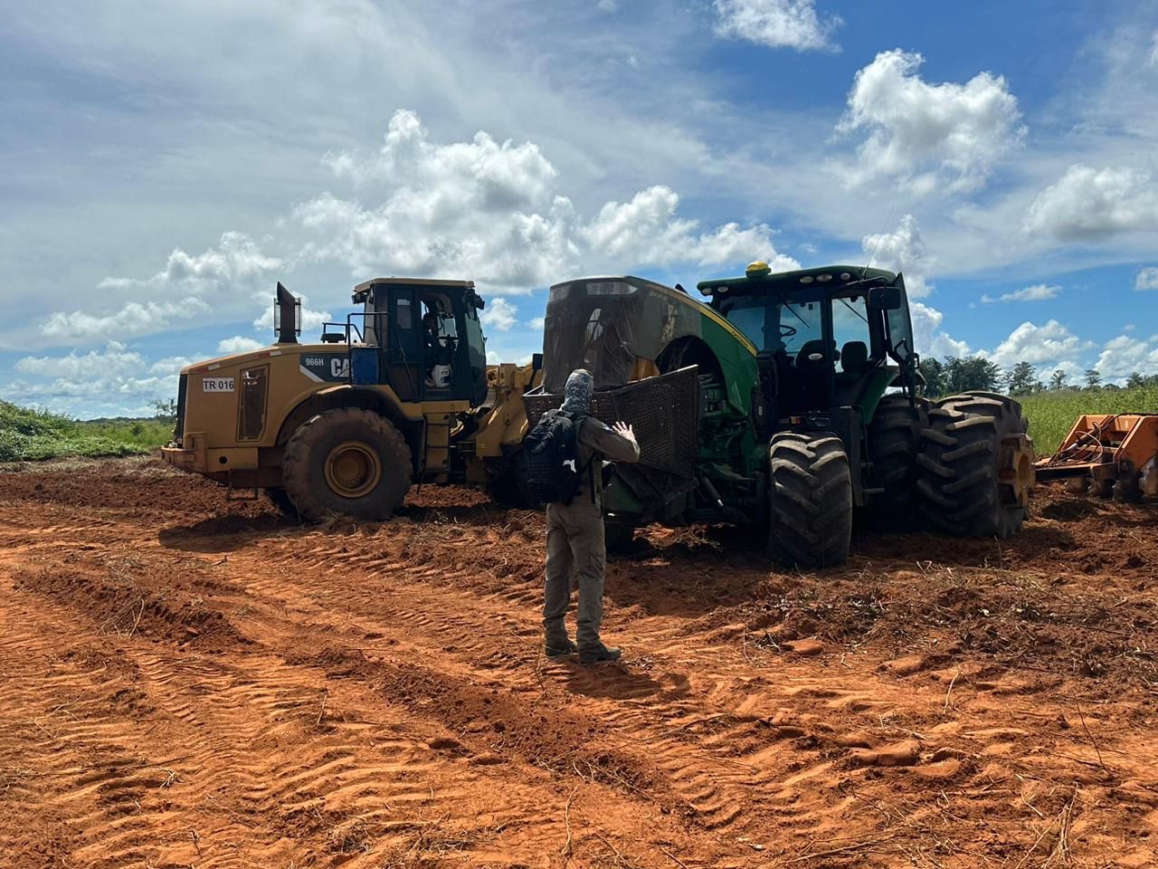 Sema apreende e inutiliza máquinas usadas para limpar fazenda embargada em Nova Ubiratã