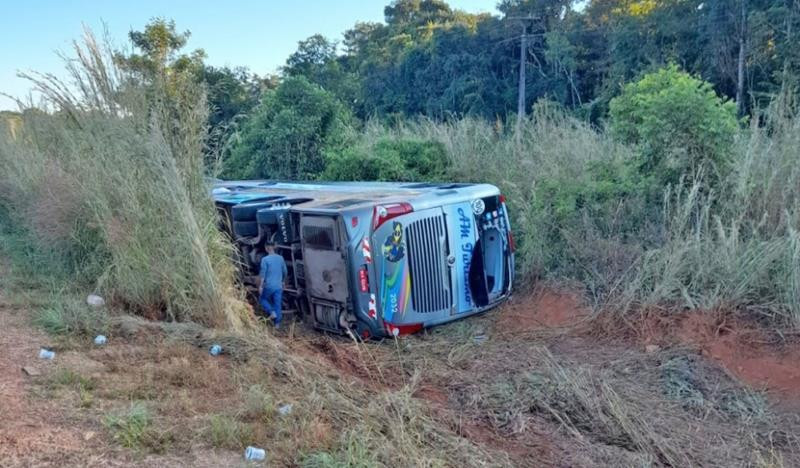 Tombamento de ônibus fere mulher grávida e mais 16 passageiros em Tapurah; Gestante foi socorrida para Sorriso