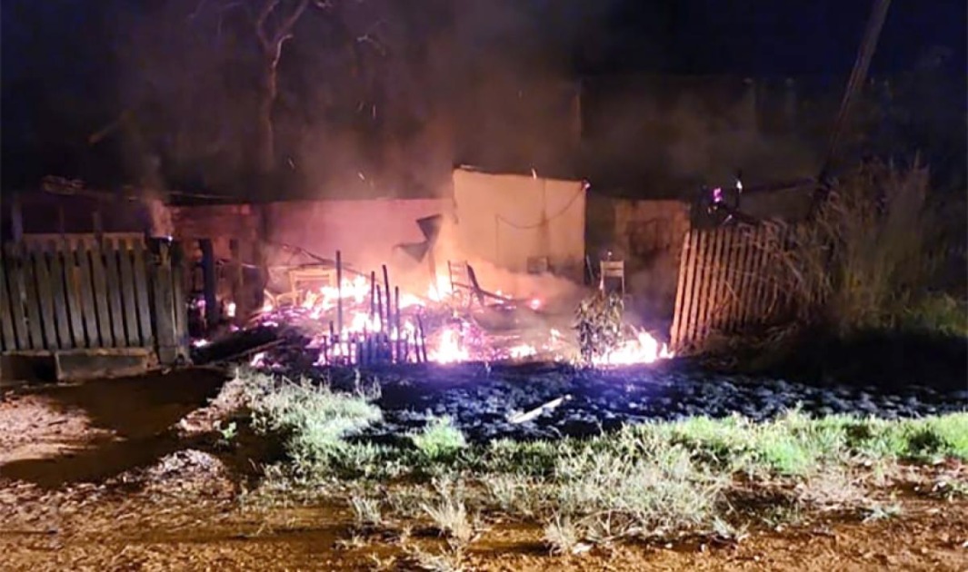 Homem morre carbonizado após incêndio destruir casa em Feliz Natal