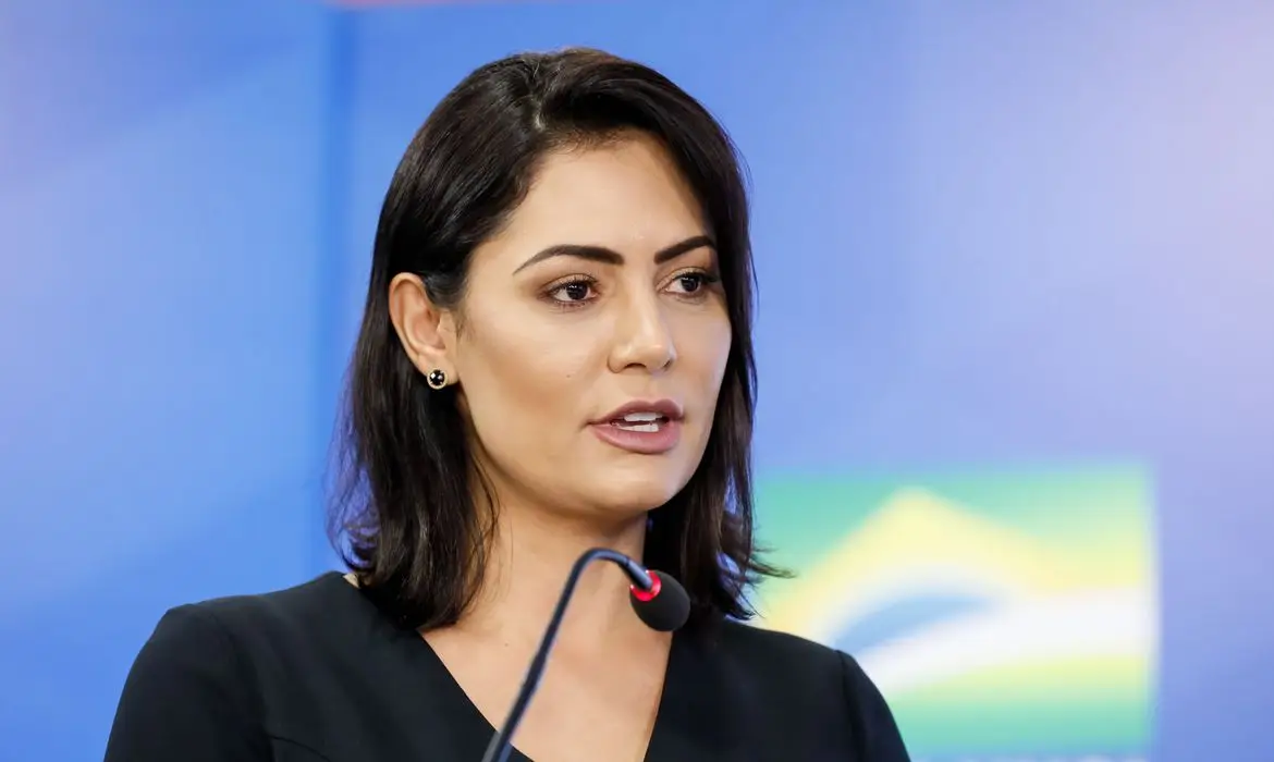 Michelle Bolsonaro passa mal e dá entrada em hospital, em Brasília