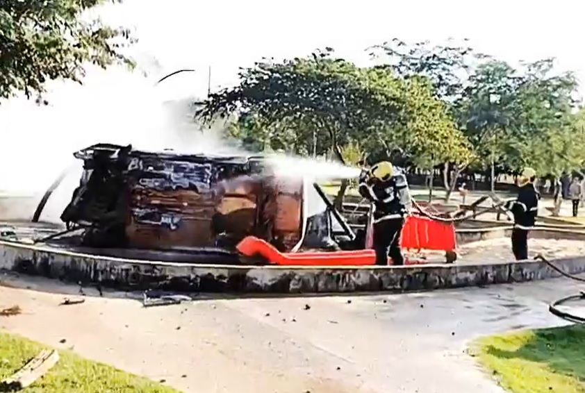 Carro por pouco causa tragédia após capotar e destruir parquinho em Sinop