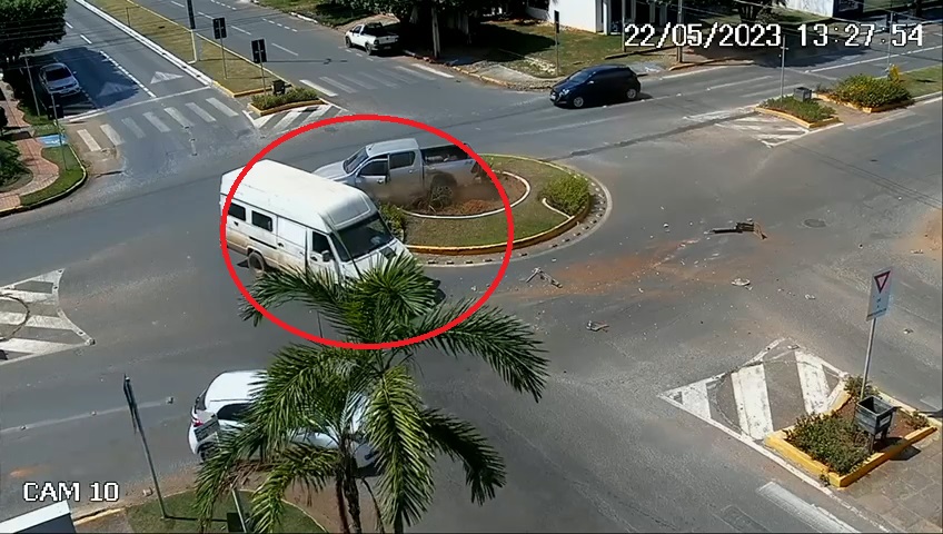 Hilux e Van colidem em cruzamento entre avenidas em Sorriso