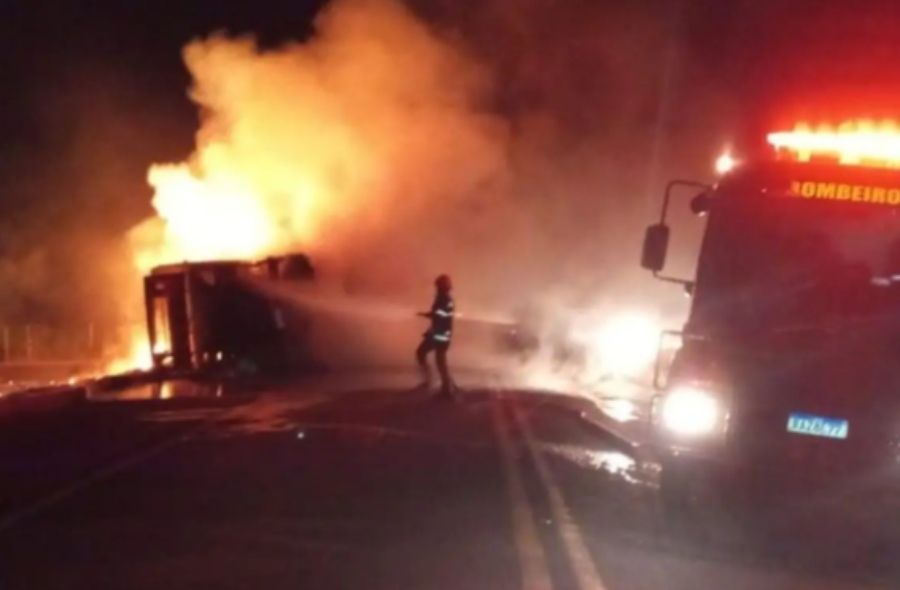 Caminhoneiro morre carbonizado após carreta tanque tombar em rodovia