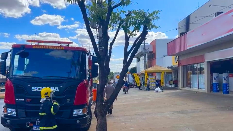 Princípio de incêndio em ar-condicionado mobiliza bombeiros em loja de Lucas do Rio Verde