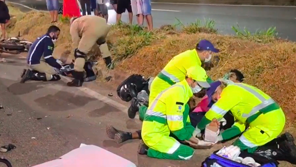 Motociclista morre e outros dois ficam feridos em grave acidente em Sinop