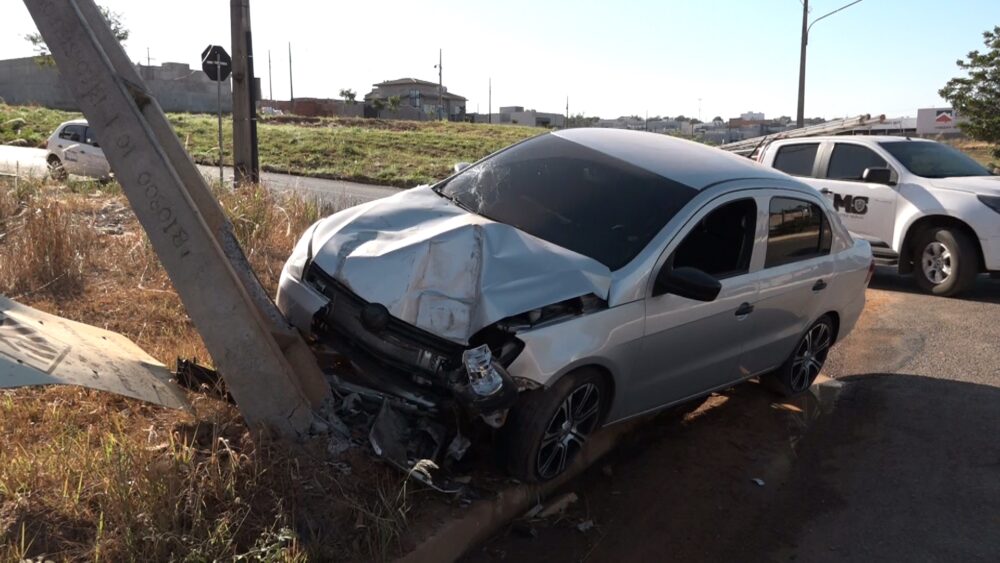 Motorista perde controle e bate em poste em Sorriso