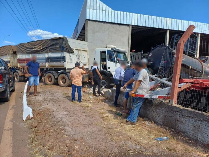 Carreta desgovernada invade pátio de empresa em Colíder e causa danos materiais