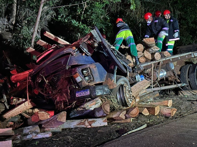 Acidente na Serra de São Vicente deixa três mortos e pista interditada