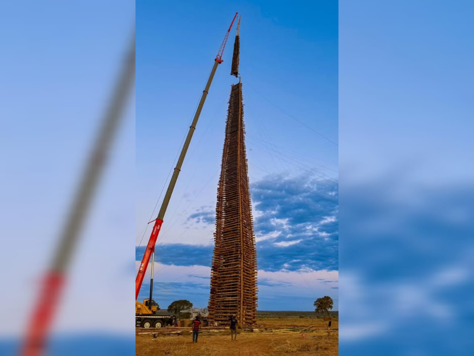 Cidade de MT acende a maior fogueira do Brasil em homenagem a São João Batista