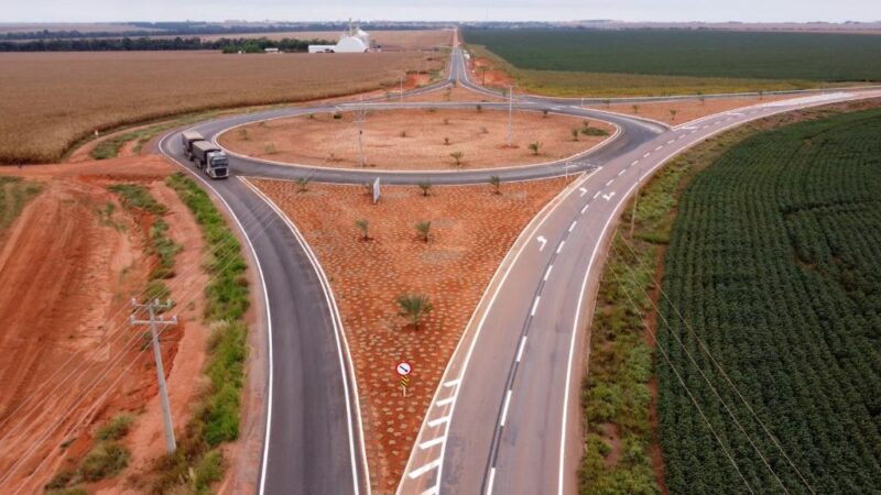 Governo entrega asfalto novo na MT-010: “Cidade mudou de cara e está no centro do desenvolvimento”, destaca prefeito