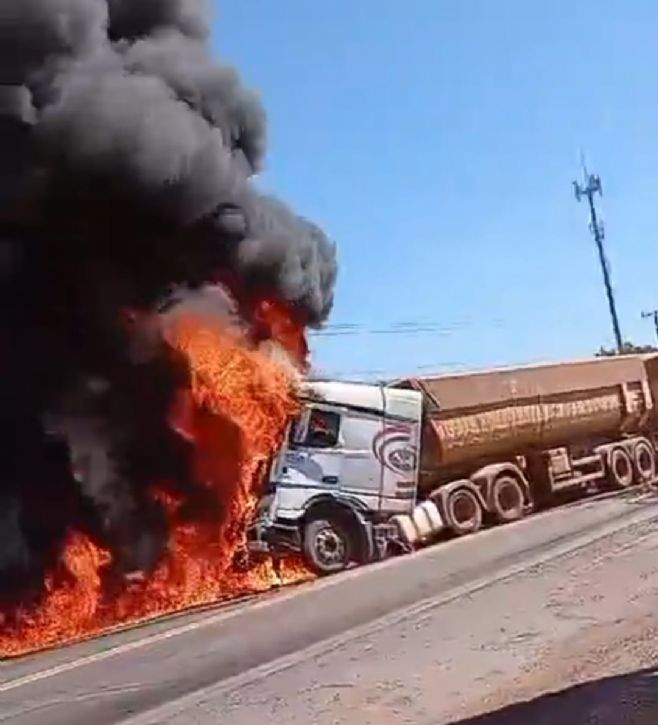 Carreta em alta velocidade bate em caminhão e pega fogo em MT