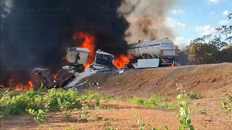 Acidente entre carretas e Montana deixa um morto e causa incêndio na BR-364 em MT