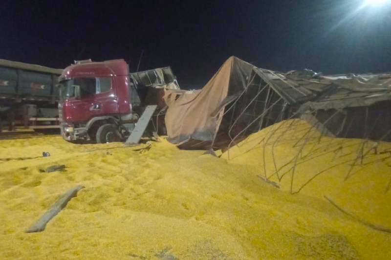 Carreta tomba na BR-163 em Sorriso e carga de milho espalha na rodovia