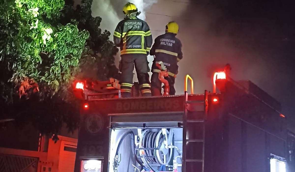 Bombeiros combate incêndio em transformador em Lucas do Rio Verde