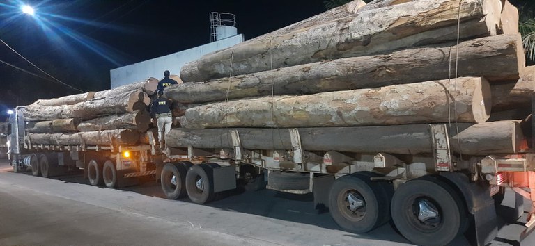 PRF apreende carga de madeira ilegal em Ipiranga do Norte