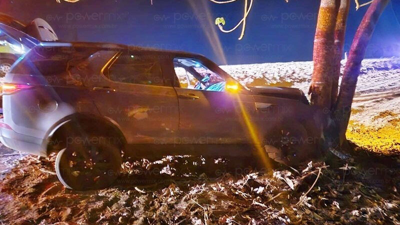 Land Rover sai da pista após ser fechado por carreta na BR-163 em Nova Mutum