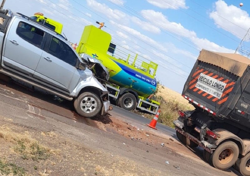 Motorista é socorrido após colidir na traseira de carreta na BR-163 em Nova Mutum