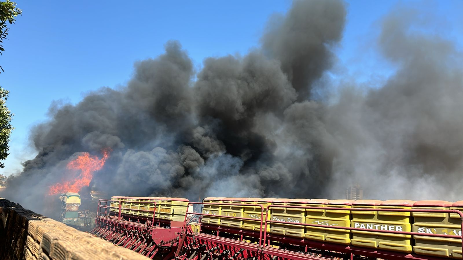 Incêndio destrói implementos agrícolas em empresa de Lucas do Rio Verde